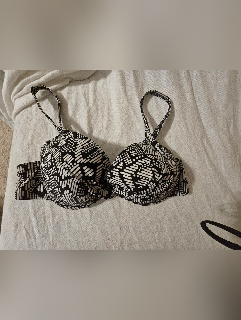 Black & White Patterned Women's Underwire Swim Top